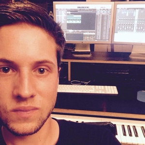 日逼啊…嗯……啊…嗯……
